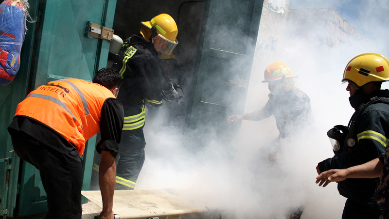 الدفاع المدني خلال اخماد حريق (الأرشيف)