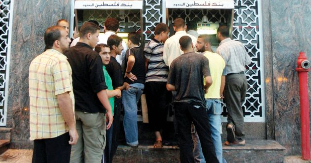 موظفون يتقاضون رواتبهم من البنك (الأرشيف)