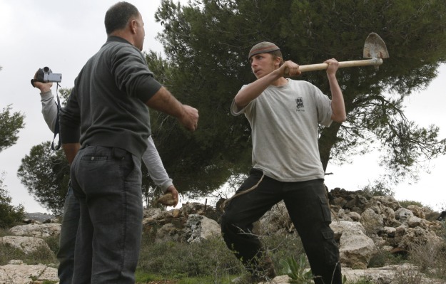 مستوطن يعتدي على أحد المواطنين (الأرشيف)