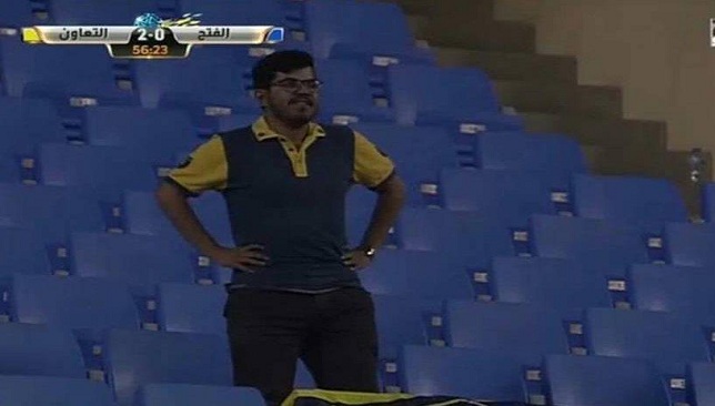 مشجع التعاون الوحيد في المدرجات