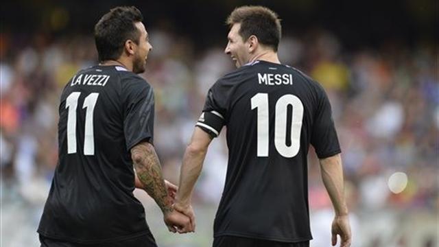 فرحة ميسي بإحرازه الأهداف وبجانبه ايزيكيل لافيتزي