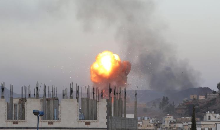 انفجارات هائلة تهز مخازن للحوثيين بصنعاء