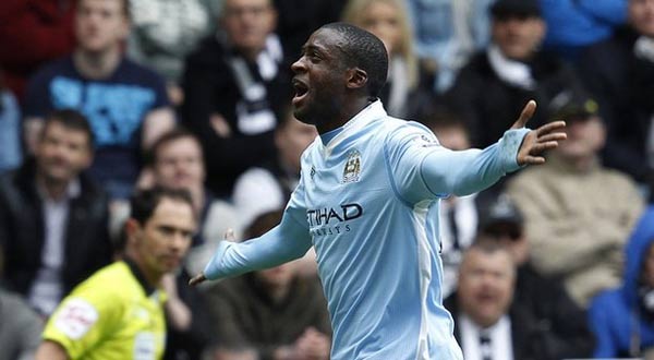 فرحة يايا توريه بعد إحرازه هدفين في مرمى نيوكاسل