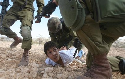 قوات الاحتلال تعتقل طفلًا فلسطينيًا (أرشيف)
