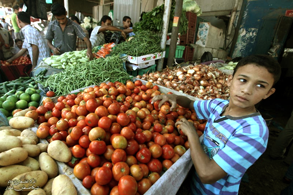 طفل يعرض منتجات غذائية
