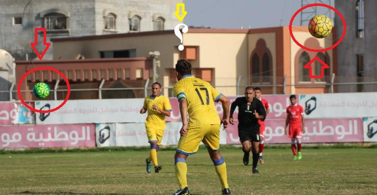 كرتان داخل الملعب