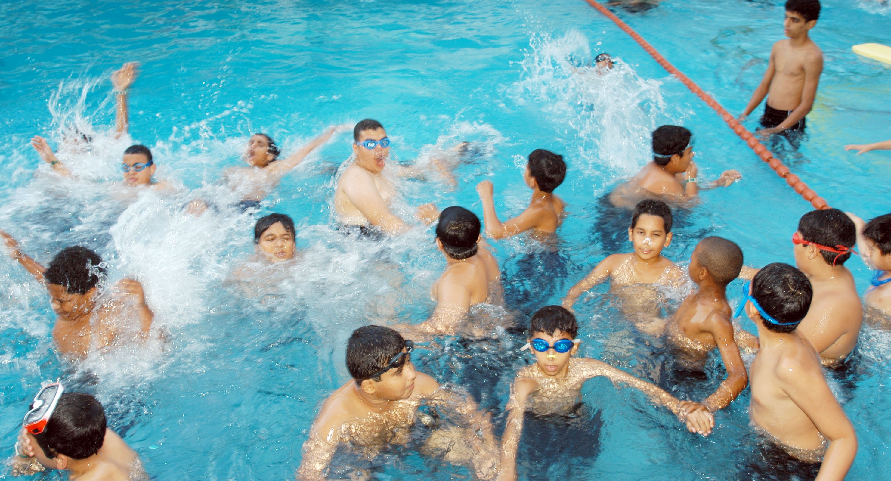 مسئولية أحواض السباحة في غزة تغرق بين الجهات الحكومية