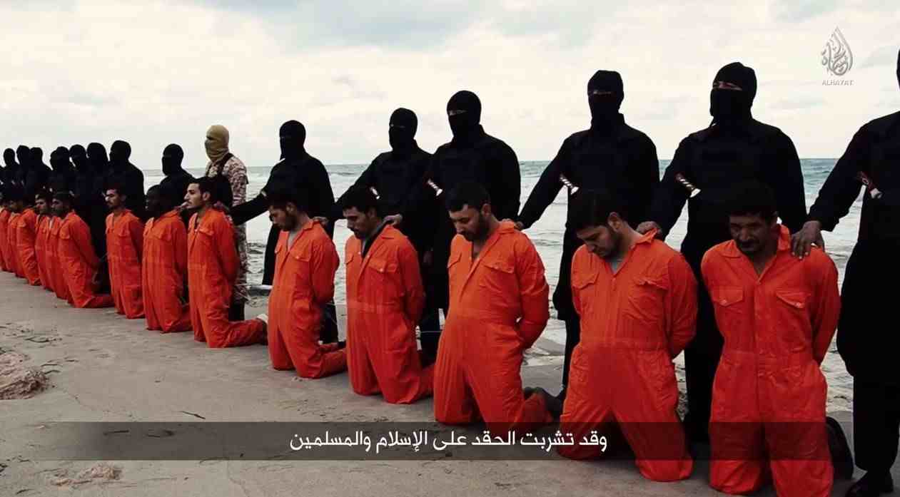 لقطة من فيلم إعدام 21 قبطيًا مصريًا على يد تنظيم الدولة