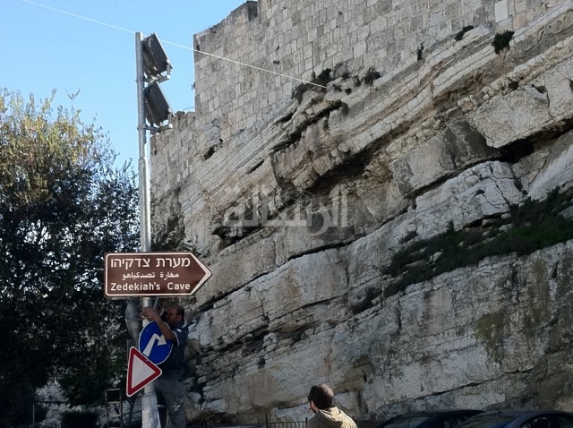 تشققات في جدران المنازل نتيجة الحفريات المستمرة بالقدس