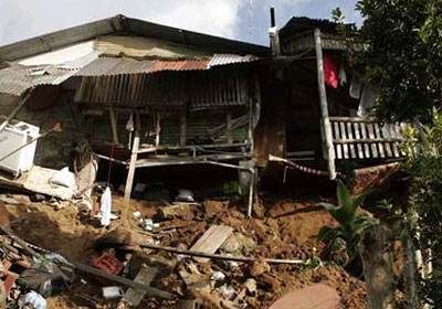 جانب من آثار الزلزال