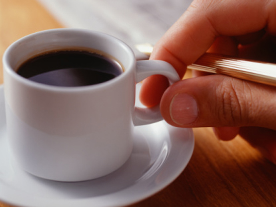 الإفراط بتناول القهوة قد يؤدي للعمى