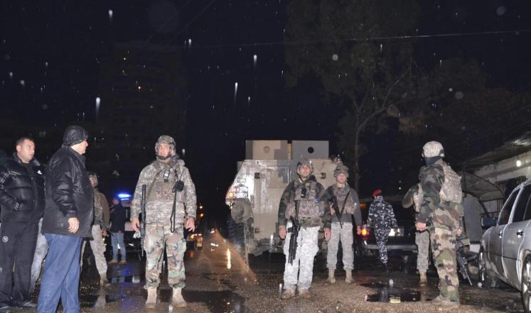 عناصر من الجيش اللبناني يغلقون الشارع الذي وقع فيه التفجير بجبل محسن بطرابلس