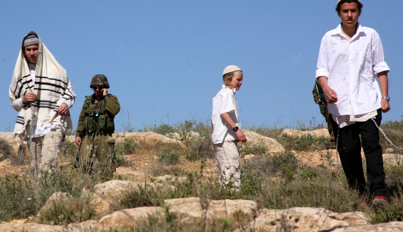 المستوطنون يستنفرون للاعتداء على الفلسطينيين بمدن الضفة