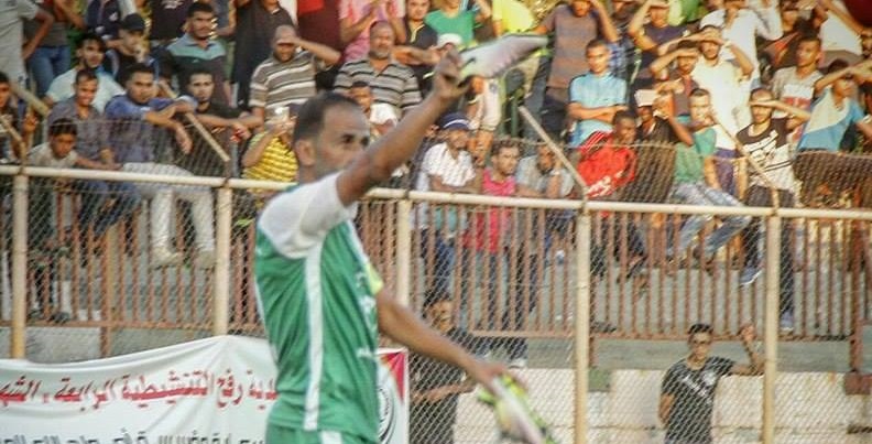 حنيدق يرفع حذاءه في وجه جماهير شباب رفح