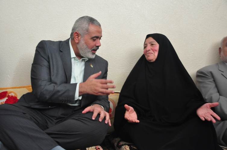 الحاجة أم رضوان برفقة نائب رئيس المكتب السياسي لحماس اسماعيل هنية
