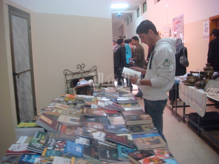 معرض "أسرانا عنوان ثقافتنا"