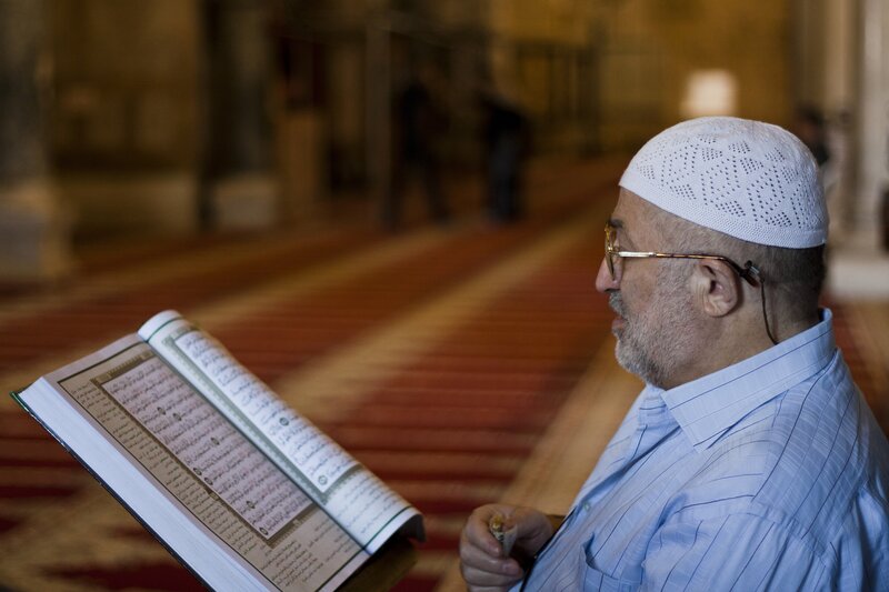 Palestinian_Muslim_reading_The_Holy_Qur'an_in_Al-Aqsa_mosque
