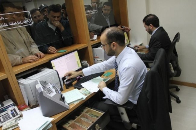 خلال عمليات صرف رواتب موظفي غزة سابقًا 