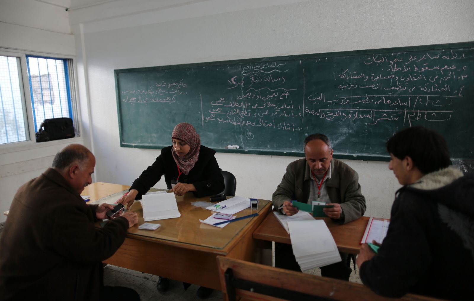 اثناء التسجيل الناخبين