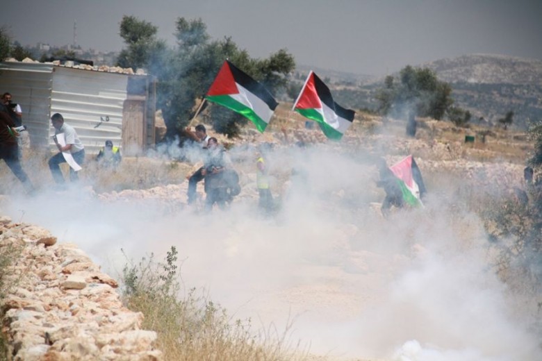 أهالي بلعين يحيون ذكرى وفاة المناضلة كوري