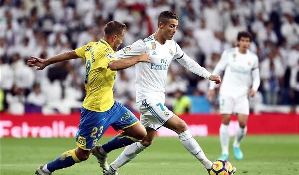 رونالدو يمينا