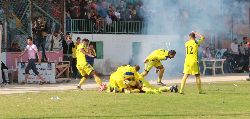 لحظة إصابة لاعب التفاح في العين