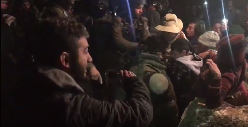 أهالي القرية يمنعون جنود الاحتلال من هدم الخيام