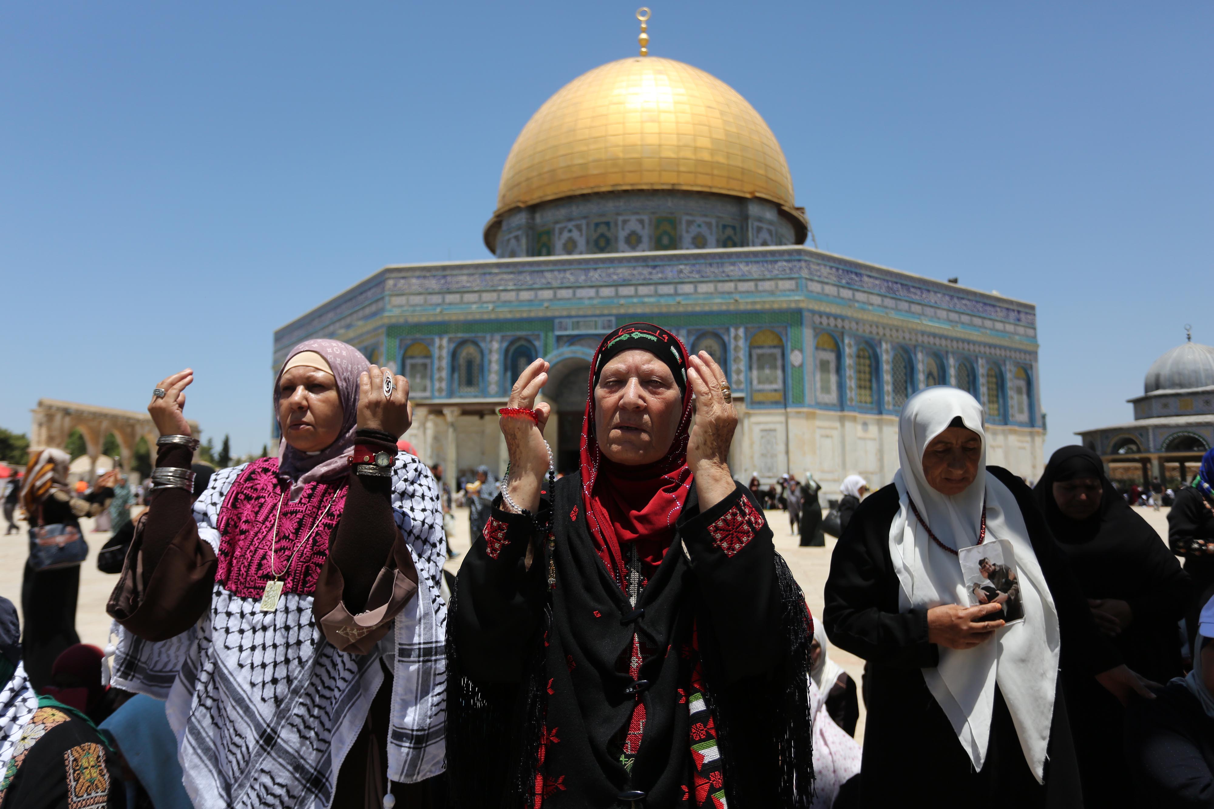 فلسطينيات في المسجد الأقصى