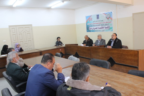  خلال لقاء بين رئيس بلدية رفح صبحي أبو رضوان وموظفو الدائرة