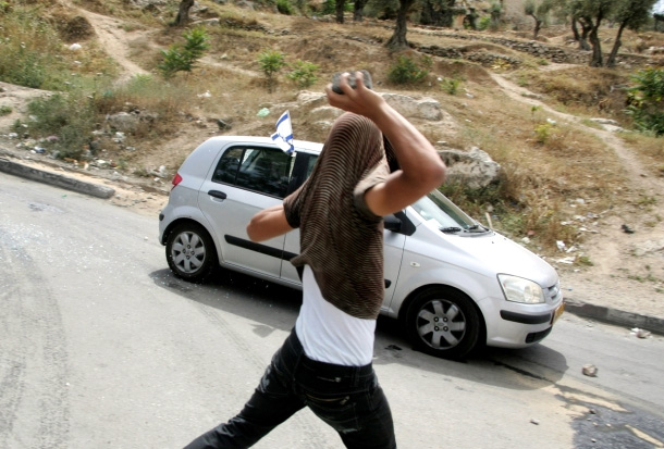 القاء حجارة على سيارة لمستوطن (الأرشيف)