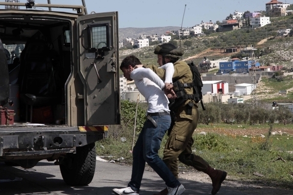 قوات الاحتلال تعتقل شابا فلسطينيًا (أرشيف)