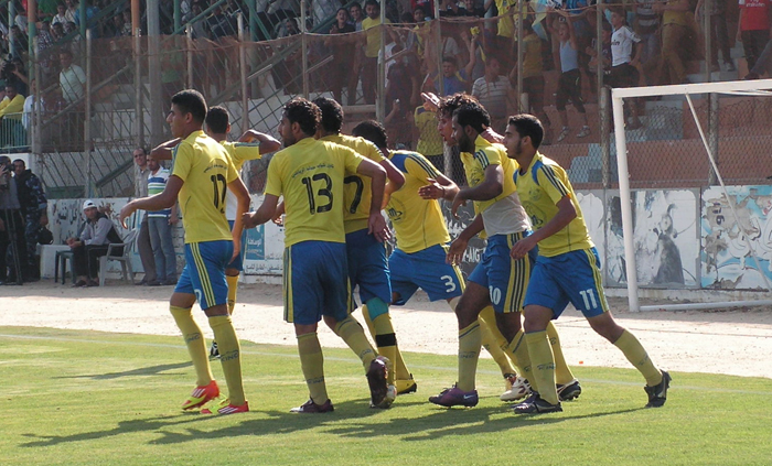 فرحة لاعبي شباب جباليا بالهدف الثاني في مرمى الهلال