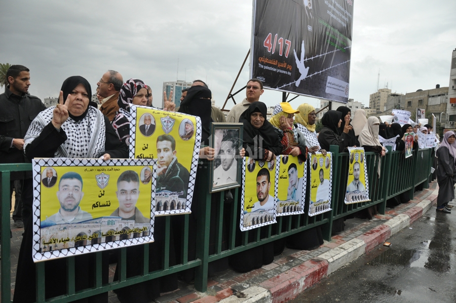 متضامنون مع الأسرى (الأرشيف)