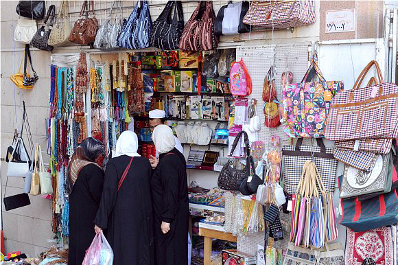 في غزة.. الهدايا تجهز قبل الحج