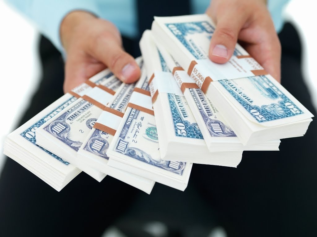 حماس تقدم 100 دولار لعمال النظافة بغزة