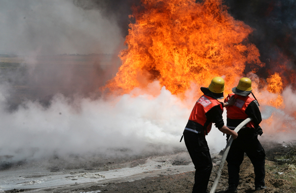 اخماد حريق في غزة (الأرشيف)