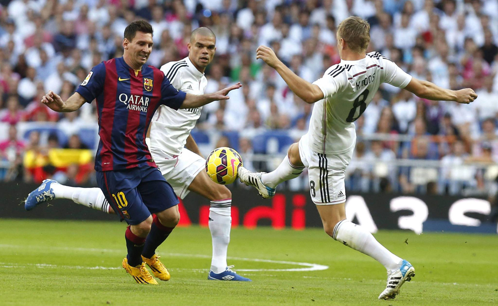 جانب من مباراة الكلاسيكو بين برشلونة وريال مدريد