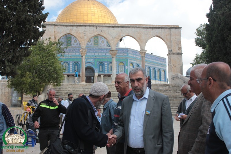 الشيخ كمال الخطيب في باحات الاقصى