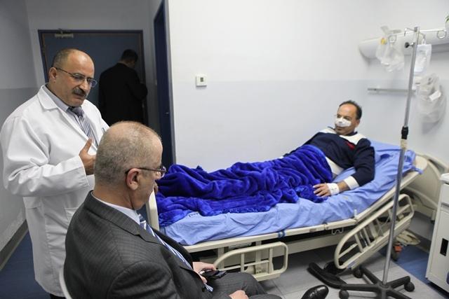 الحمد الله يزور "زكارنة" عقب الافراج عنه في المستشفى