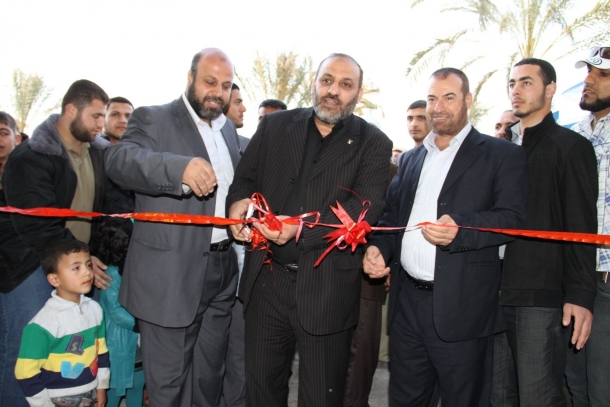 المدهون يفتتح مسبح وصالة طبريا