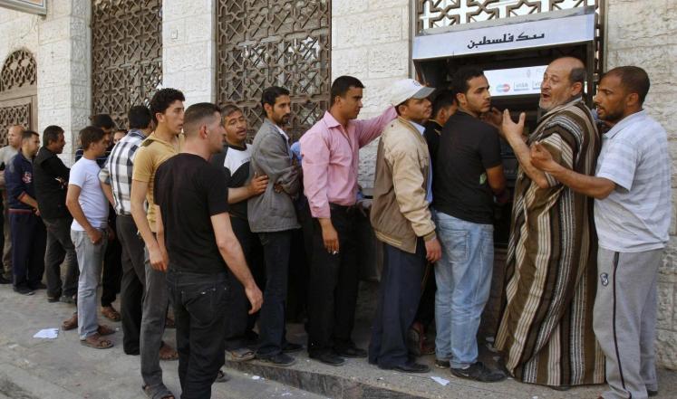 موظفون يتقاضون رواتبهم من بنك فلسطين بغزة (الأرشيف)