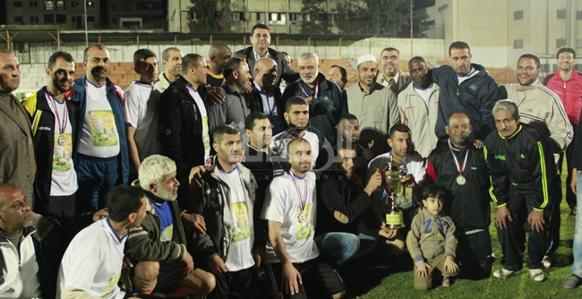 صورة جماعية للفريقين