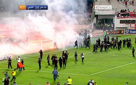 جانب من أحداث الشغب في القمة التونسية