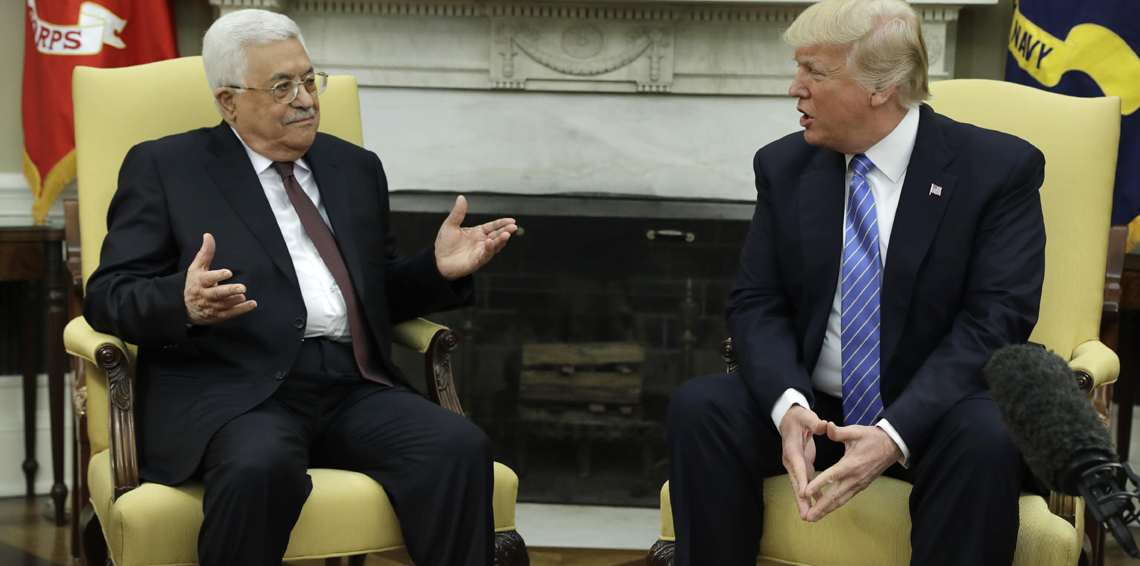 ترامب يمينا وعباس يسارا