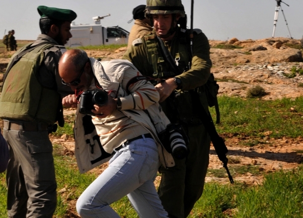 الاحتلال يعتدي على صحافي "الأرشيف"