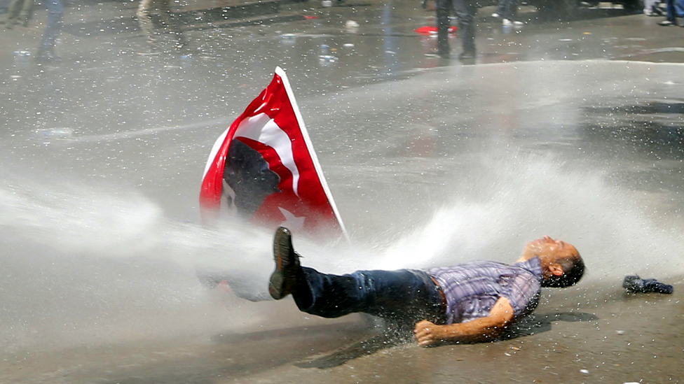 متظاهر تركي يتعرض لرش المياه من الشرطة