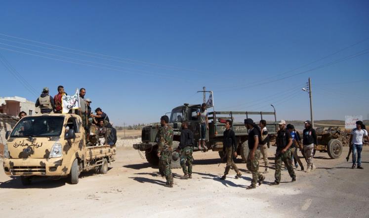 مقاتلو الجيش السوري الحر ينظمون صفوفهم قبل بدء "عاصفة الجنوب" 