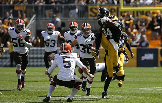 ضربة مؤلمة للاعب كرة القدم الأمريكية