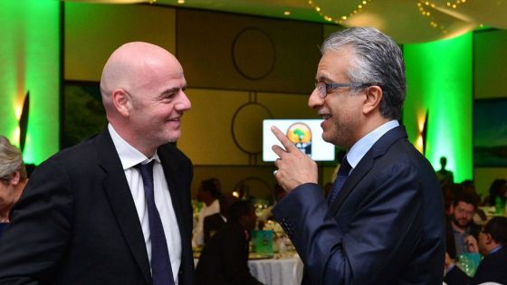 الشيخ سلمان يمينا وبجانبه إنفانتينو