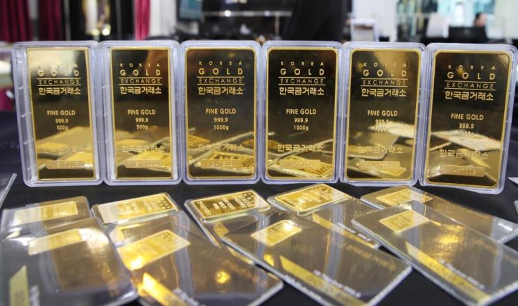 الذهب يلامس أدنى مستوى بأربعة أسابيع